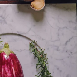 Piatto Q in marmo bianco di Carrara