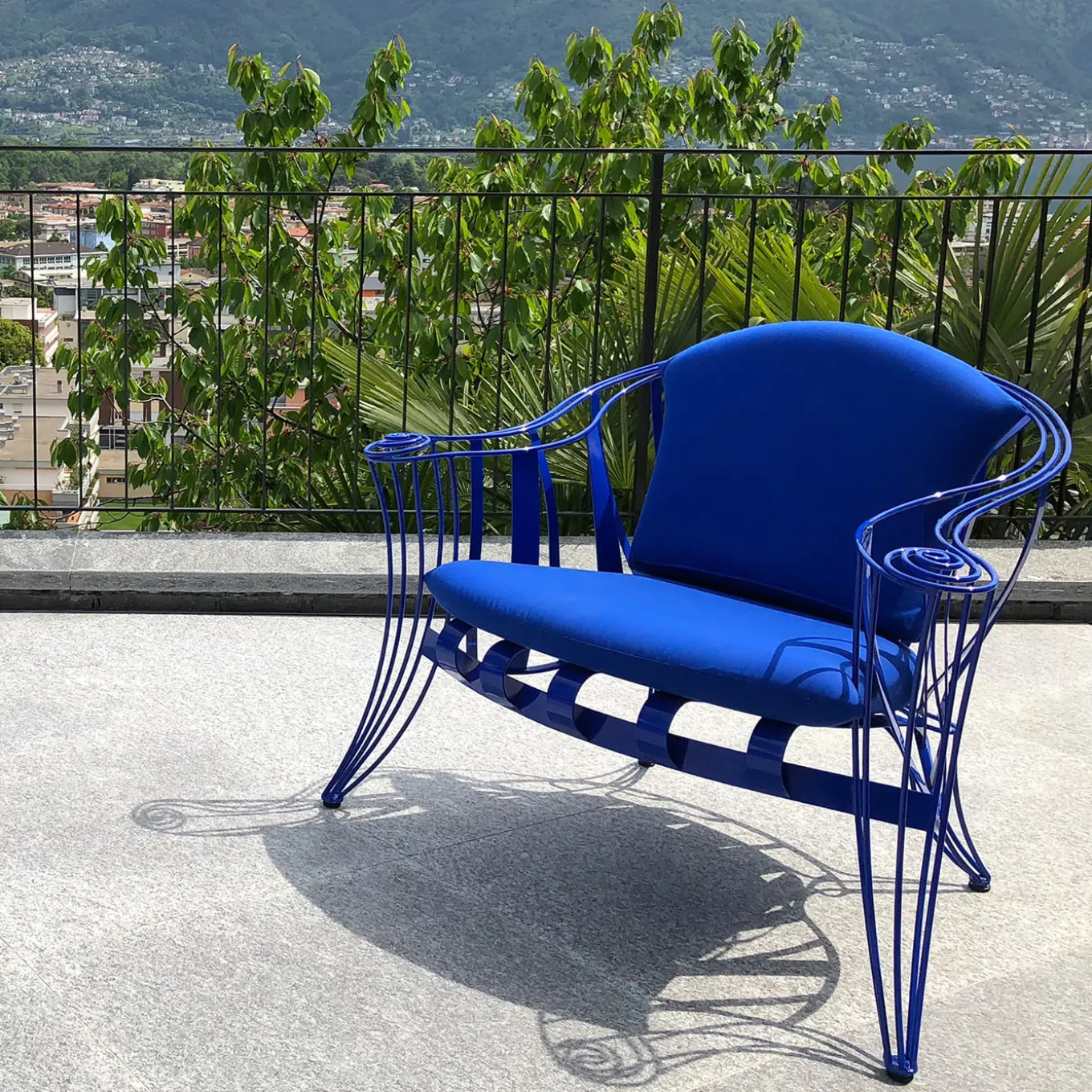 Poltrona Garden blu di Carlo Rampazzi