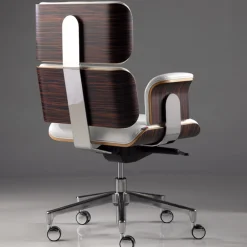 Poltrona girevole Armadillo/2 bianca di Rainer Bachschmid