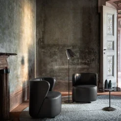 Poltrona girevole Spritz in pelle nera di Lorenza Bozzoli