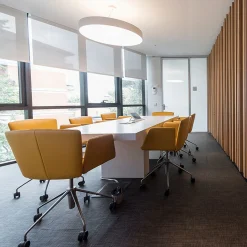 Poltrona girevole Vela Mustard di Lievore Altherr Molina