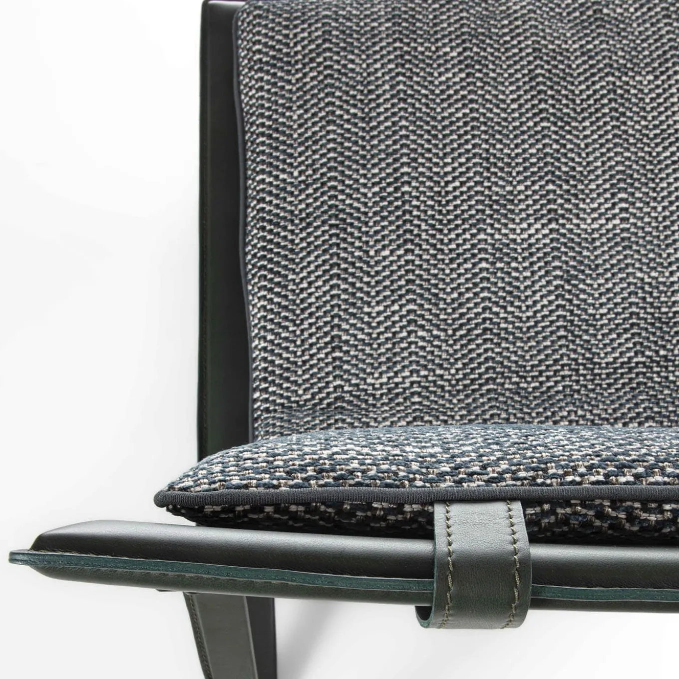 Poltrona Soft Thea in tessuto grigio e pelle nera