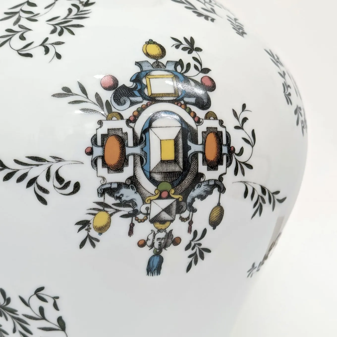 Pompei Vaso ad anfora con rami e gioielli h32cm