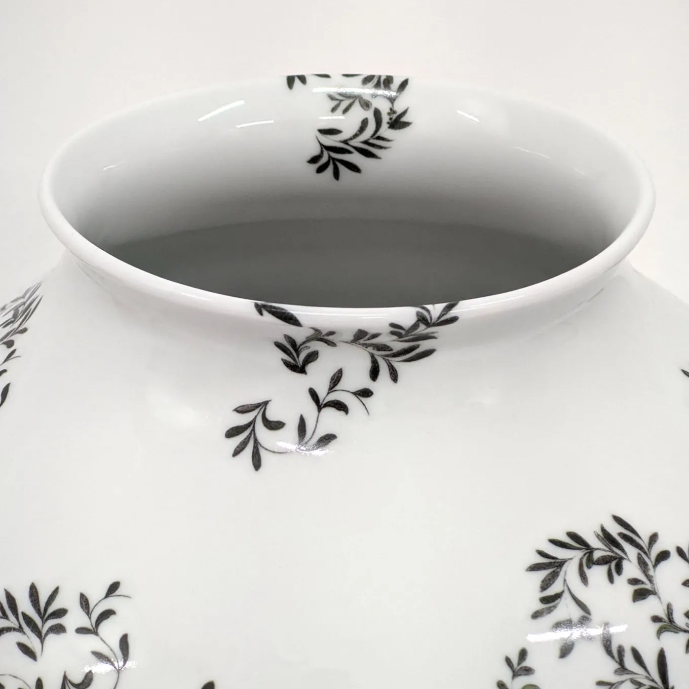 Pompei Vaso ad anfora con rami e gioielli h32cm