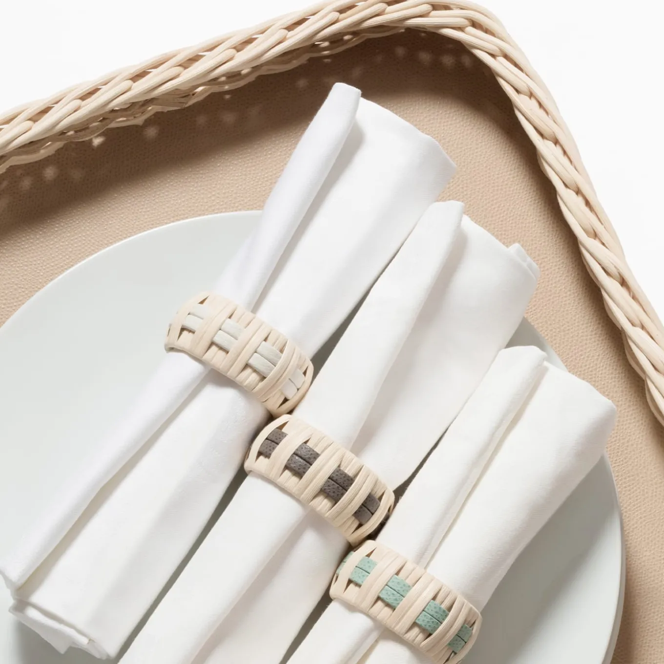 Portatovaglioli in pelle e rattan verde Anglet