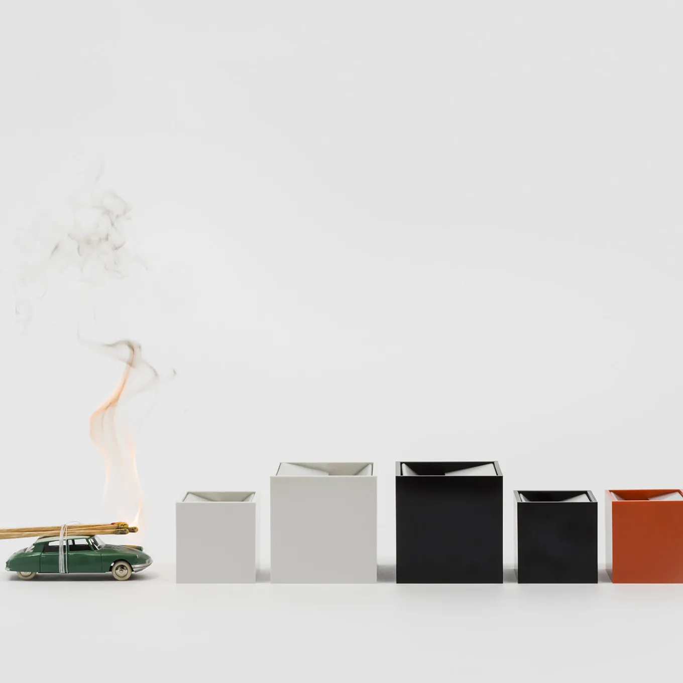 Posacenere Cubo grande nero di Bruno Munari