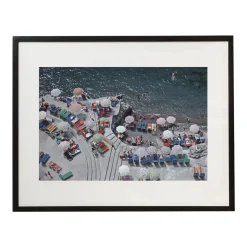 Positano Beach Stampa con cornice di Slim Aarons
