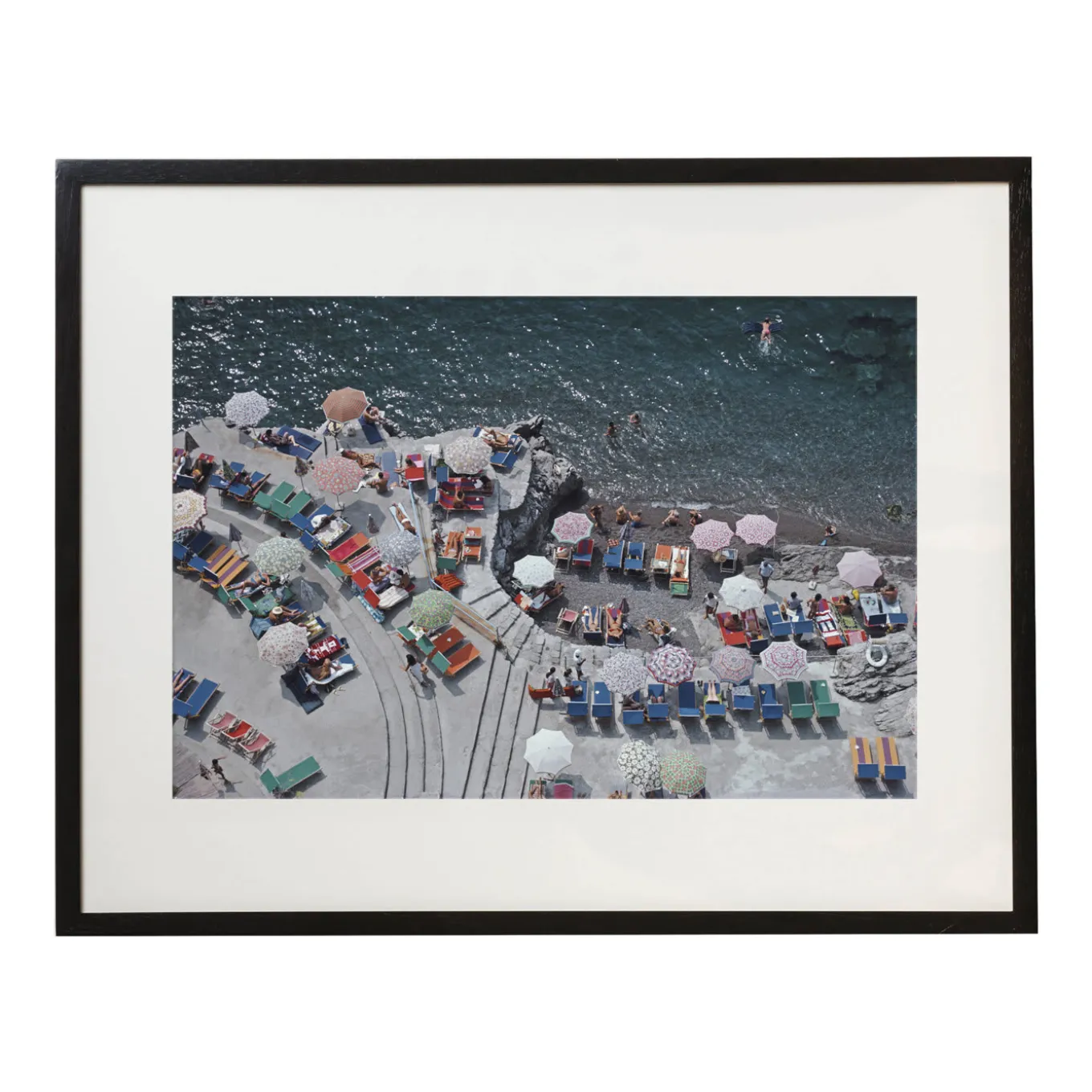 Positano Beach Stampa con cornice di Slim Aarons
