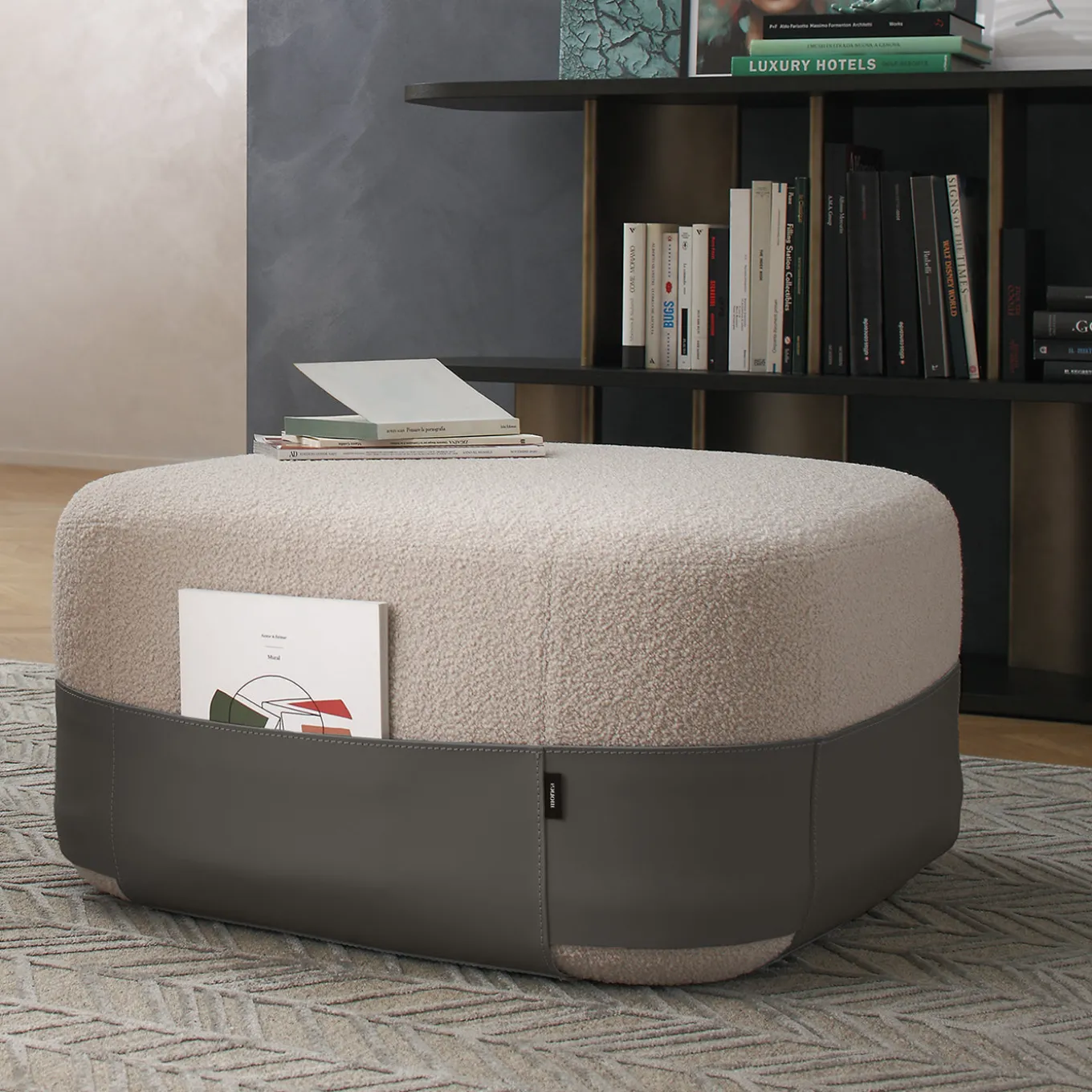 Pouf Bouclé Grigio SUMO con Tasca in Cuoio #1