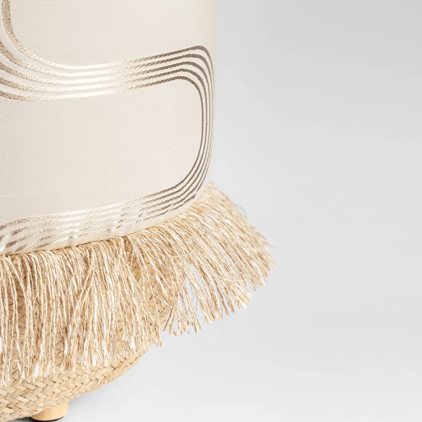 Pouf Vague Avorio con tessuto d'archivio Rubelli e base in cesta