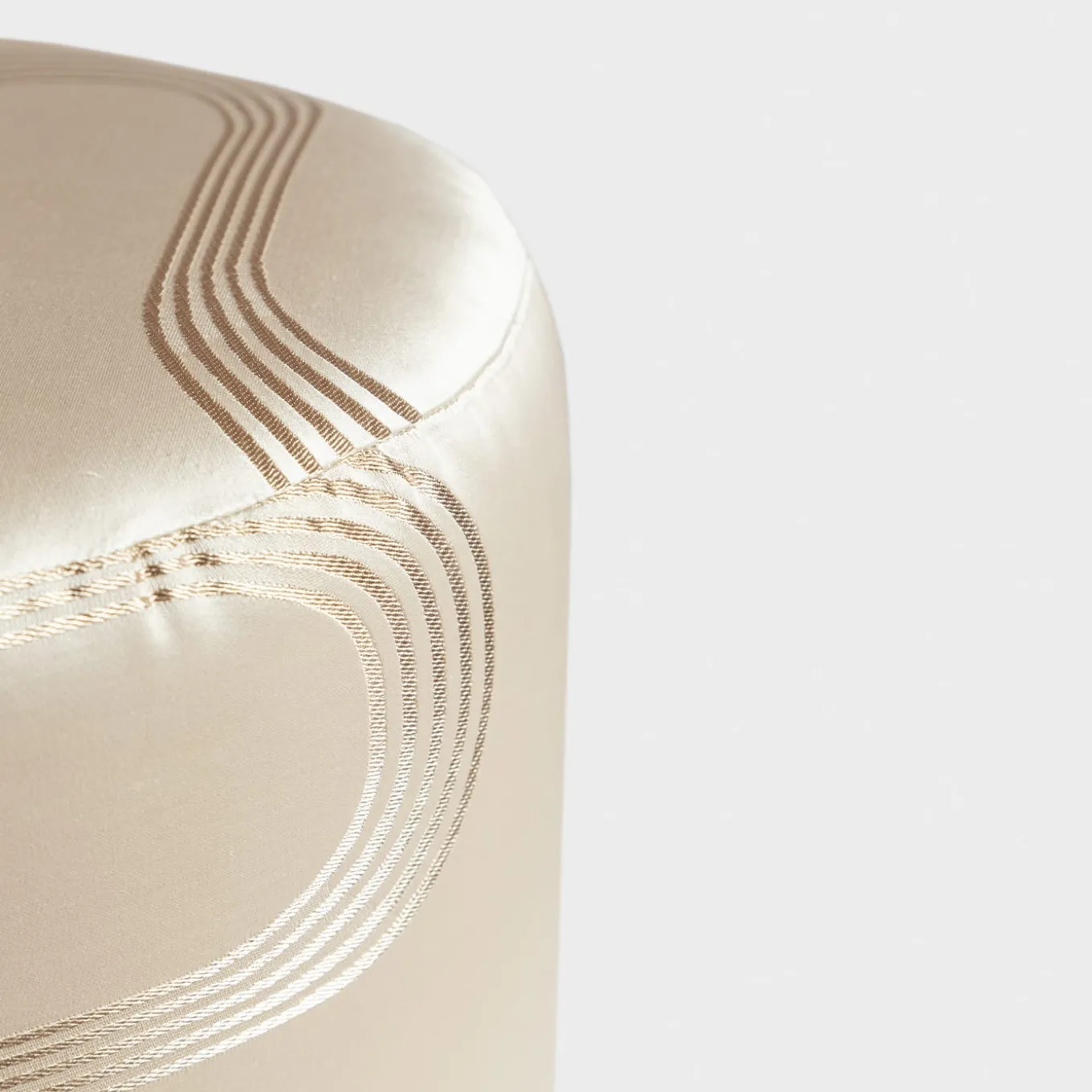 Pouf Vague Avorio con tessuto d'archivio Rubelli e base in cesta