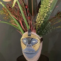 Primates Kandti Vaso in ceramica lilla lucida con dettagli in metallo Di Elena Salmistraro