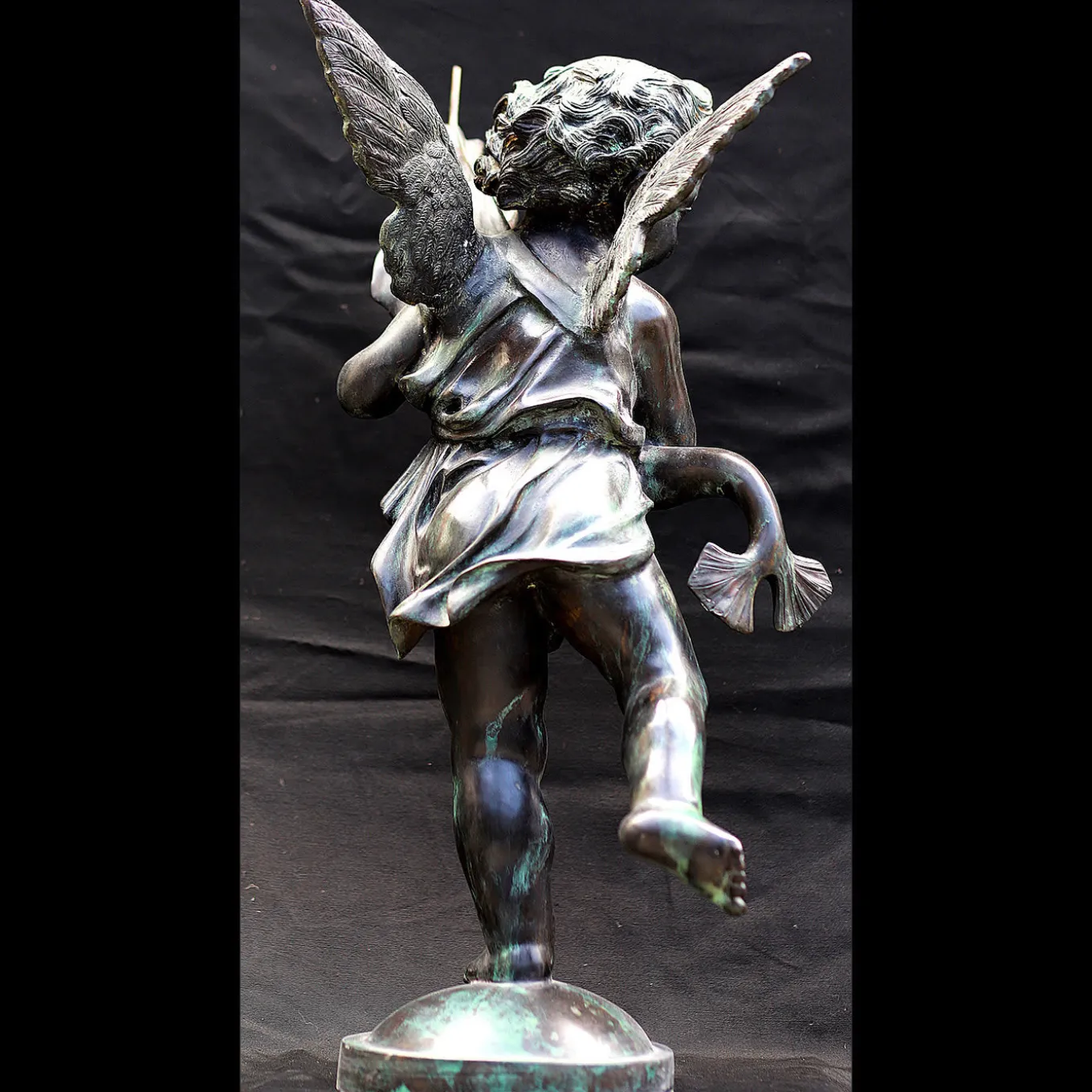 Putto con scultura di delfino