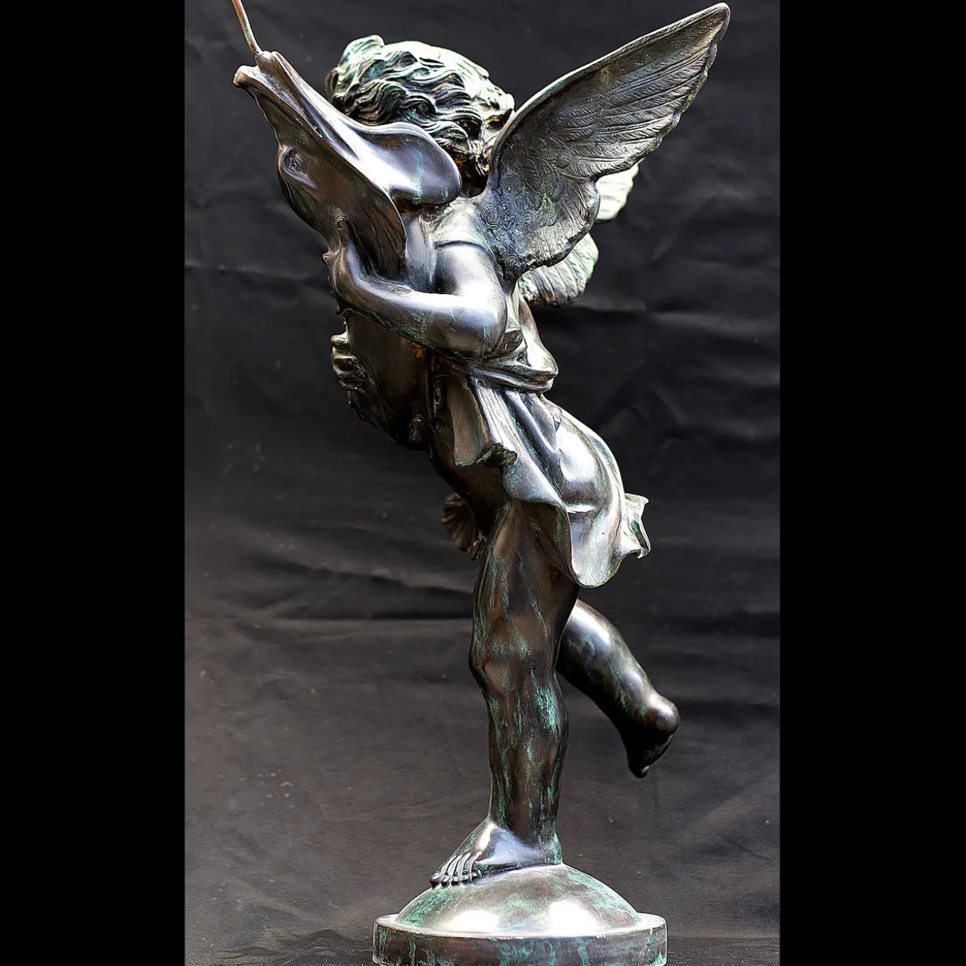 Putto con scultura di delfino