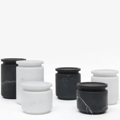 Pyxis Grande vaso di marquina nera di Ivan Colominas