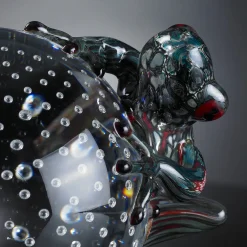 Rana di vetro verde petrolio su sfera