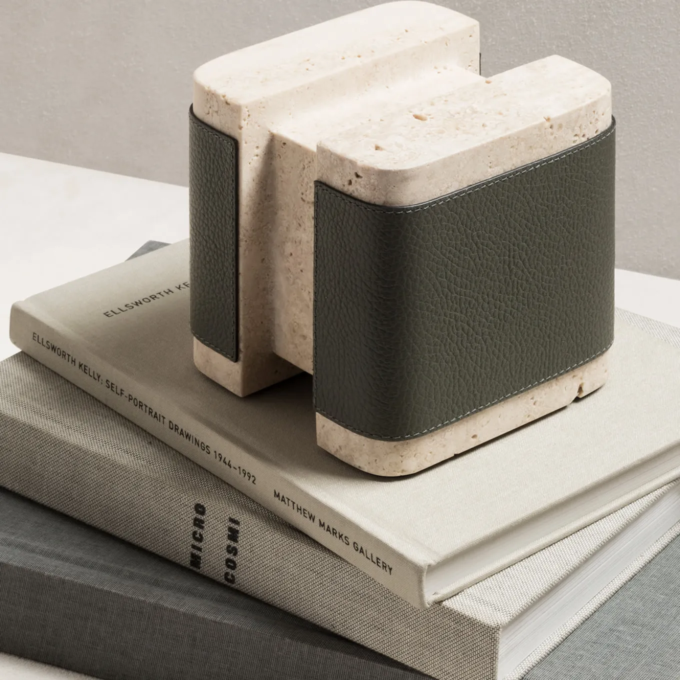 Reggilibri in pelle e marmo LLoyd