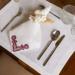 Rinascimento Set di 2 tovaglioli di lino bianco ricamati in rosso