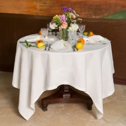 Rinascimento Tovaglia quadrata di lino ricamata in beige