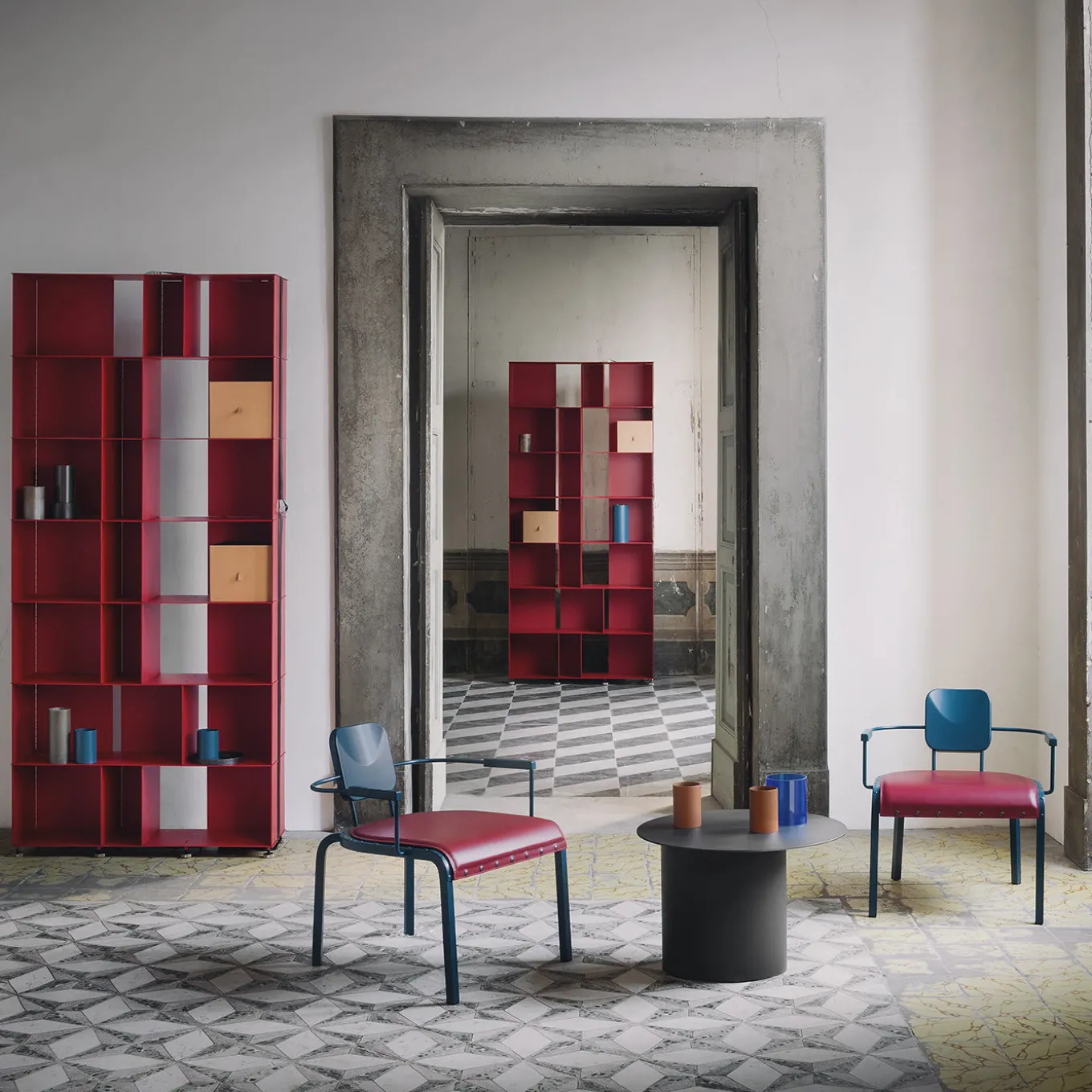 Rock4 Poltrona da salotto blu con seduta in pelle rossa di Marc Sadler