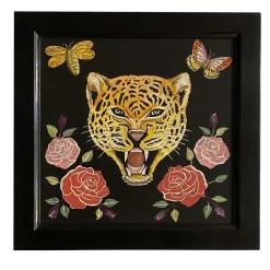 Scagliola dipinge un felino con fiori e insetti