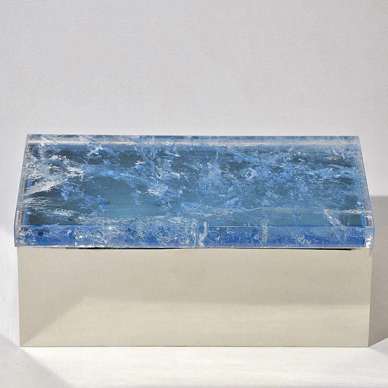 Scatola in ottone con quarzo azzurro
