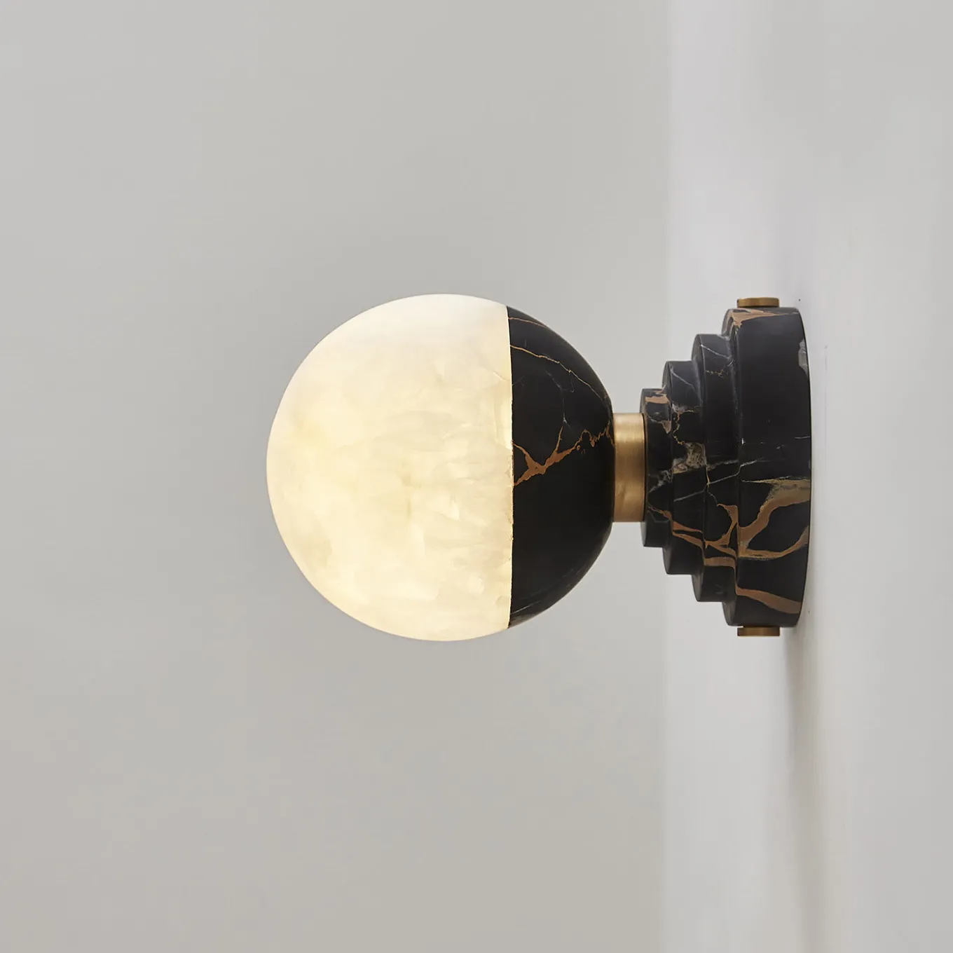 Sconce Lunar in marmo Portoro e onice