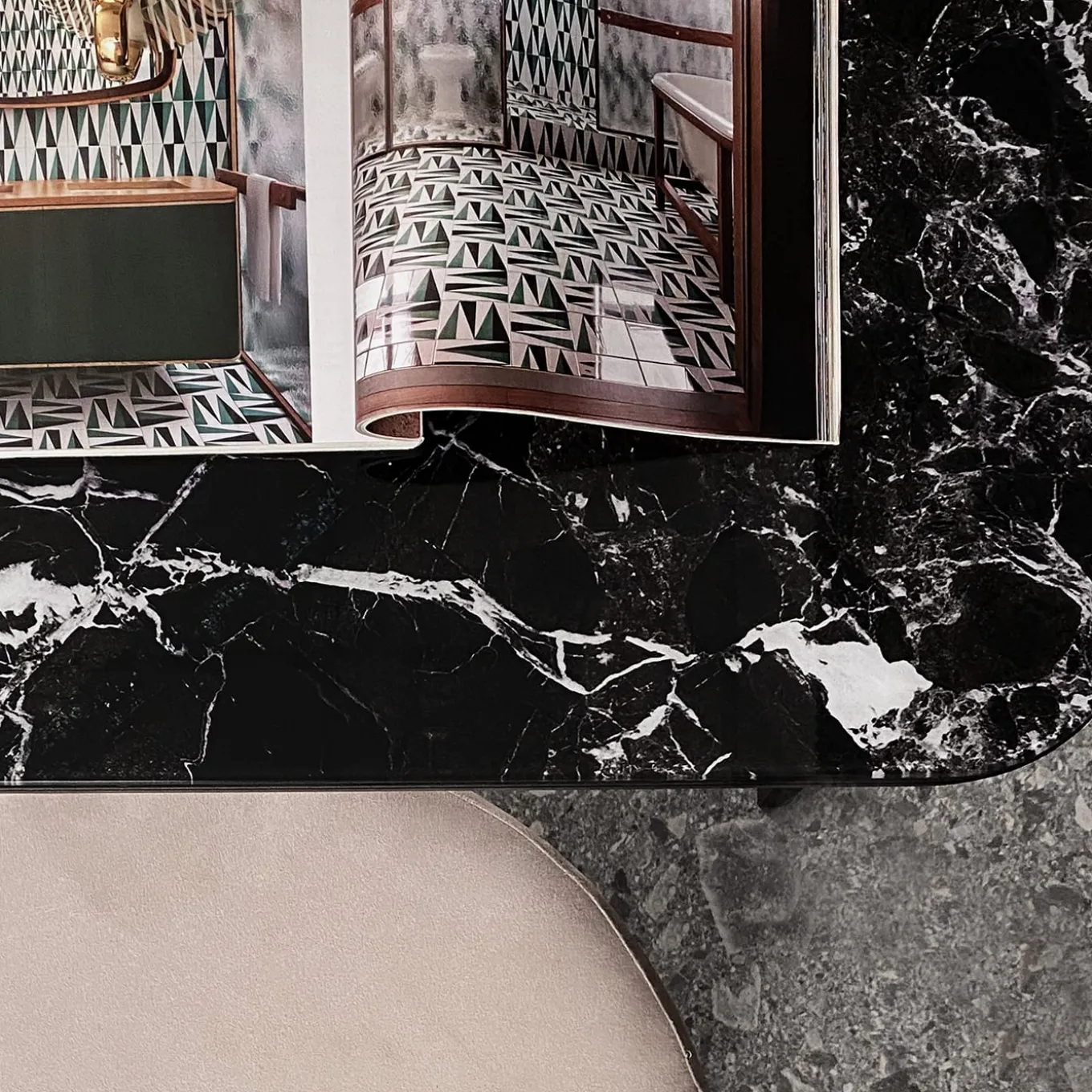 Scrivania Bavero Breccia Imperiale effetto marmo e rovere