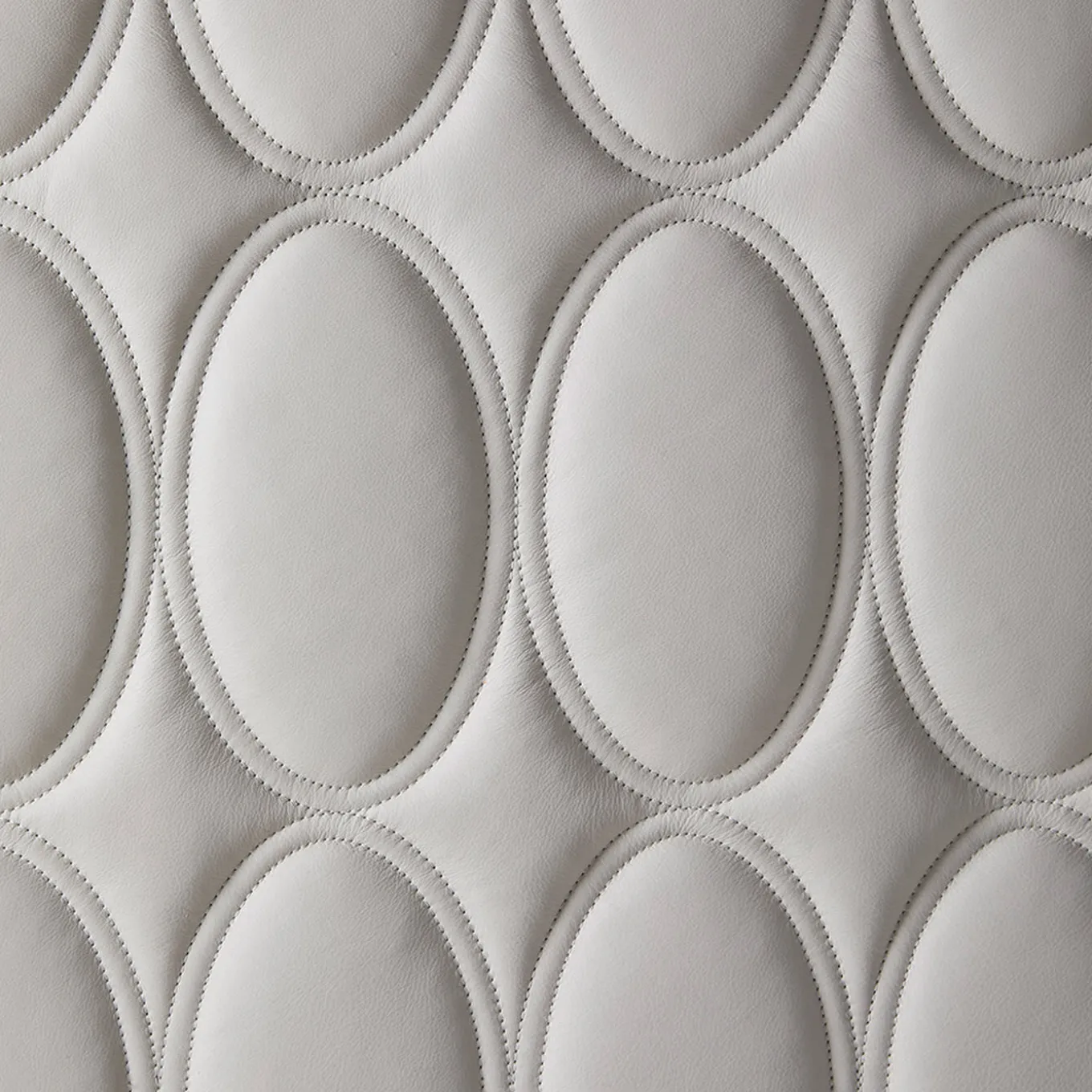 Scrivania Diamond con pelle trapuntata e base in metallo bronzato