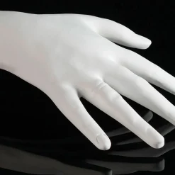 Scultura bianca a forma di mano Mano Destra