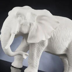 Scultura bianca a forma di elefante di padre africano