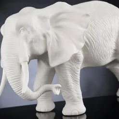 Scultura bianca a forma di elefante di padre africano