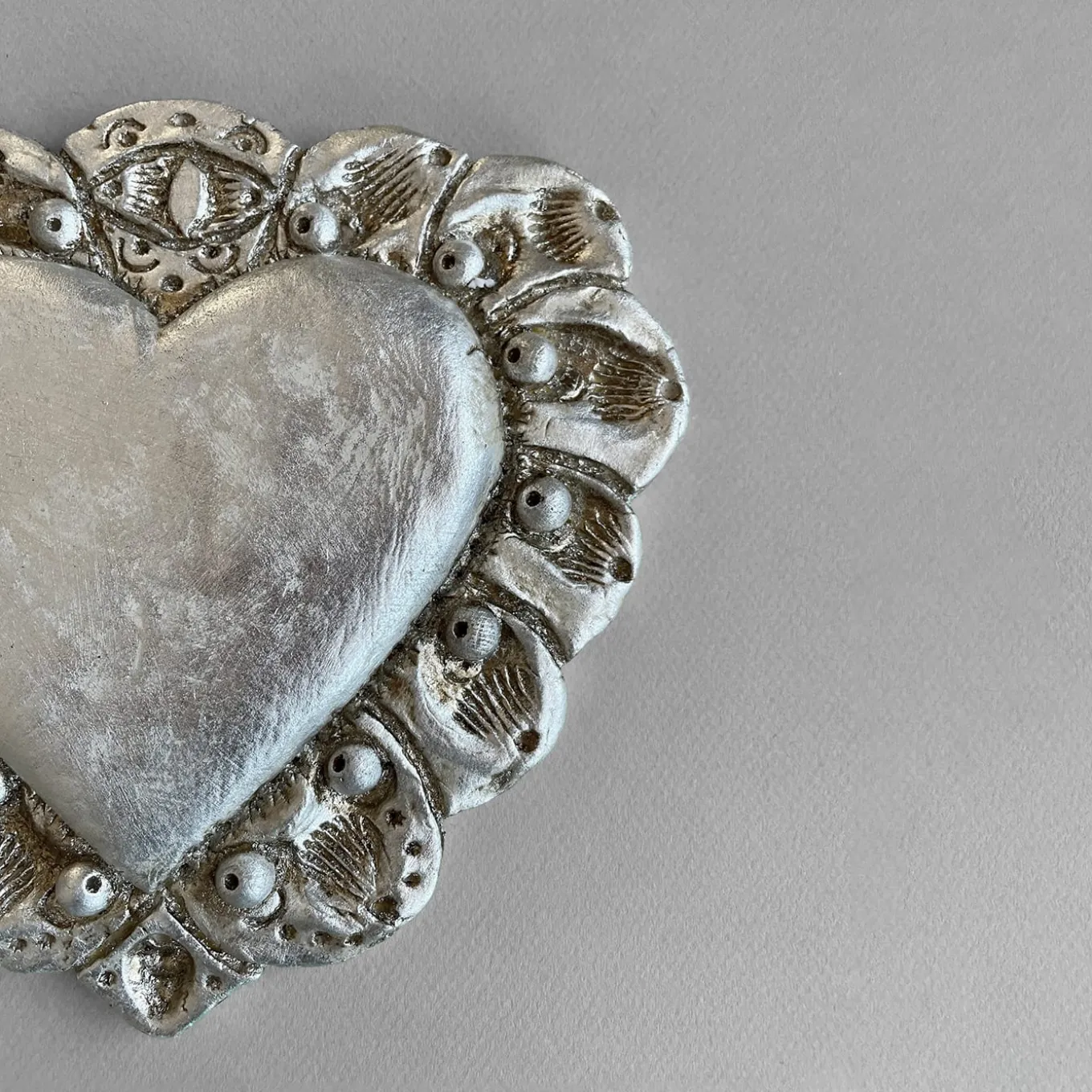 Scultura Da Parete Milagros Cuore Sacro In Gesso Argento