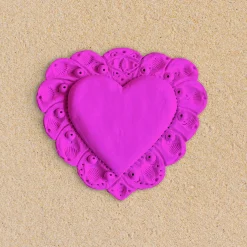 Scultura Da Parete Milagros Cuore Sacro In Gesso Rosa Neon