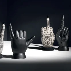 Scultura decorativa Infamis Nero di Ugo La Pietra