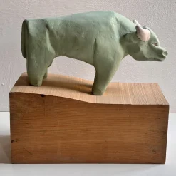 Scultura di bufalo verde