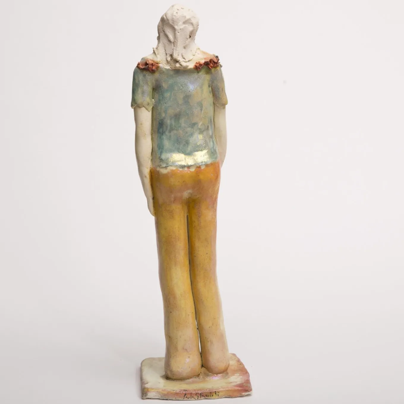 Scultura di donna in piedi