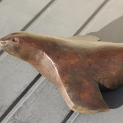 Scultura di foca color bronzo