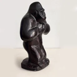 Scultura di gorilla color ebano