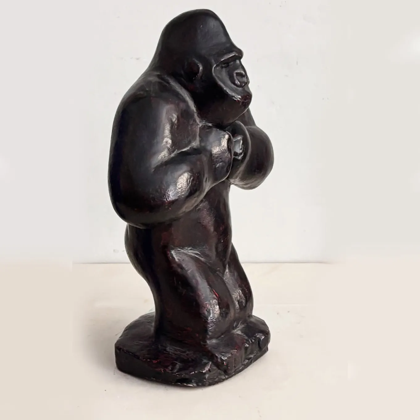 Scultura di gorilla color ebano