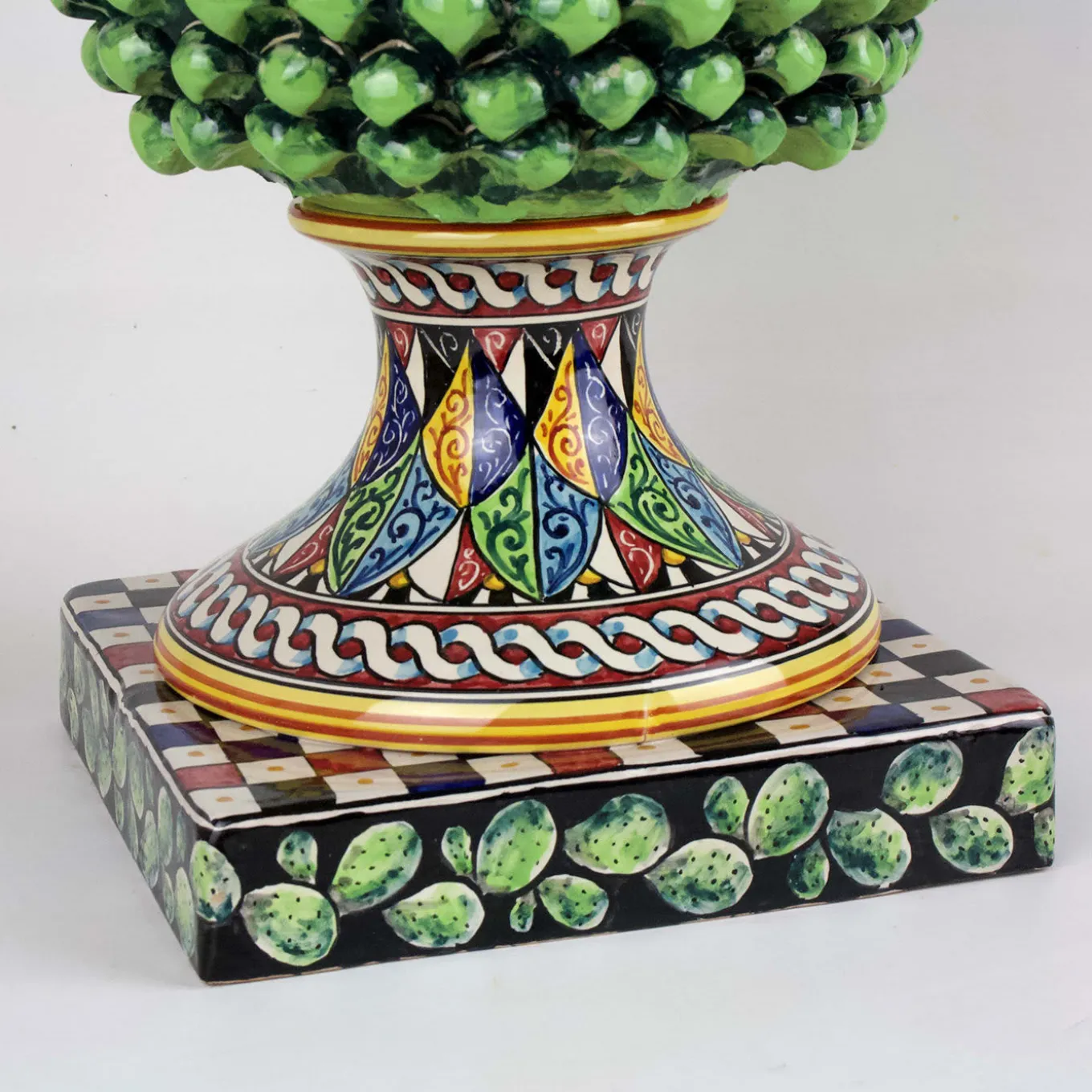Scultura di pigna verde siciliana di grandi dimensioni
