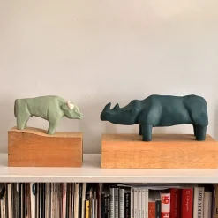 Scultura di rinoceronte preistorico