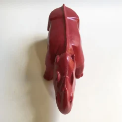 Scultura di rinoceronte rosso