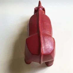 Scultura di rinoceronte rosso