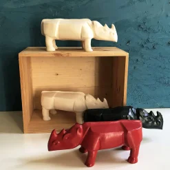 Scultura di rinoceronte rosso