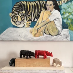 Scultura di rinoceronte rosso