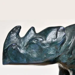 Scultura di rinoceronte verde scuro