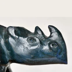 Scultura di rinoceronte verde scuro