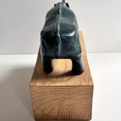 Scultura di rinoceronte verde scuro