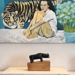 Scultura di rinoceronte verde scuro